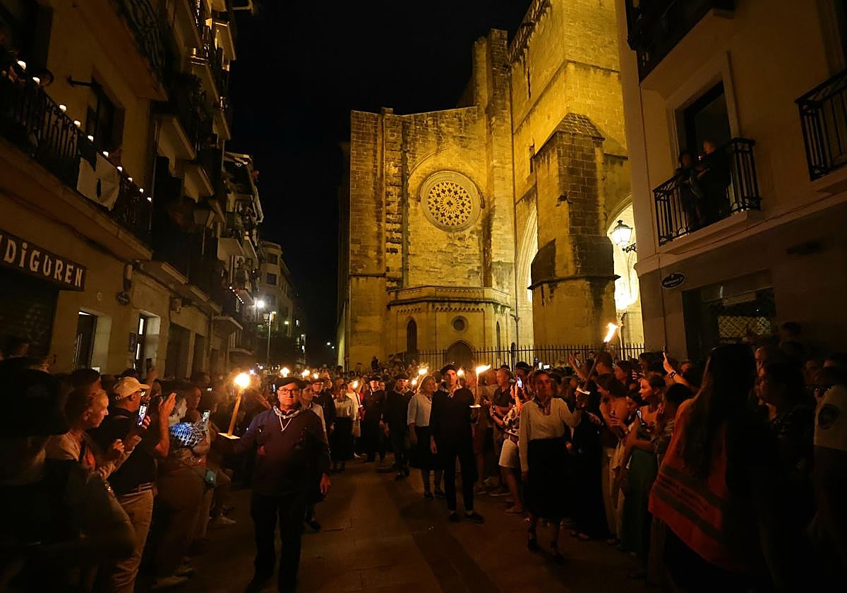 Velas en recuerdo a la destrucción de Donostia