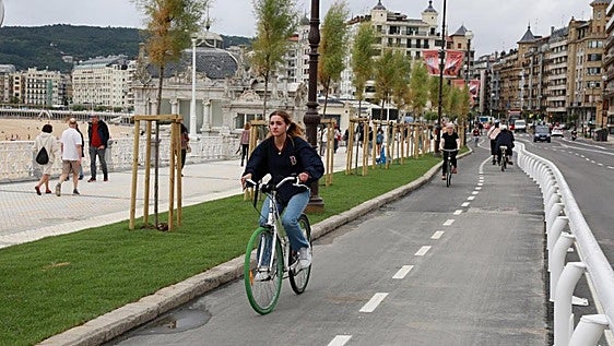 La queja de un ciclista de San Sebastián por las paradas de los tours turísticos en pleno carril bici: «¿Hay algún tipo de control?»