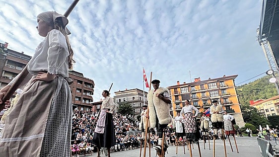 En busca de la mejor imagen del Festival de Folclore Internacional de Urretxu