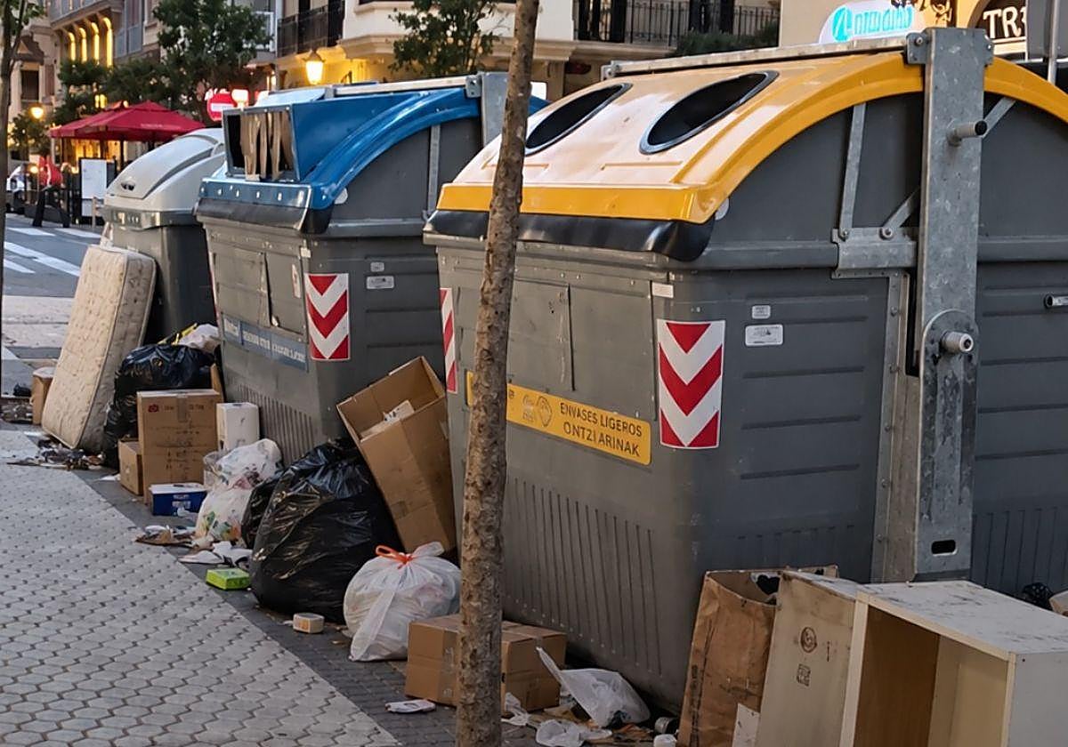 Un comercio de San Sebastián se planta ante la saturación de basura en las áreas de contenedores: «Convivimos con olores, suciedad y mala imagen»