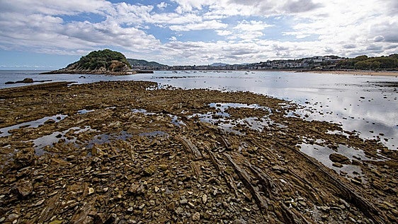 Las mareas vivas muestran una nueva postal de las playas de Donostia
