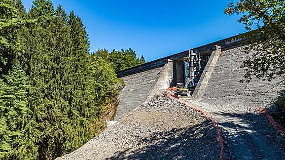 El derribo parcial de la presa de Artikutza comenzará a finales de mes