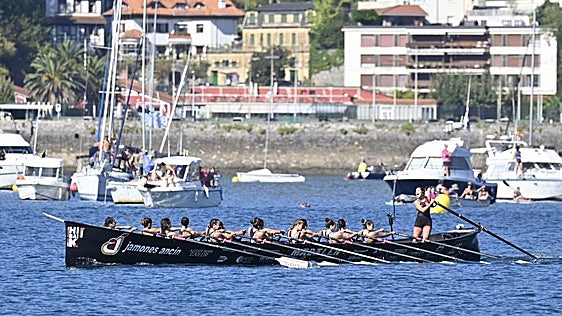 Hibaika cierra la temporada con una fantástica regata en La Concha