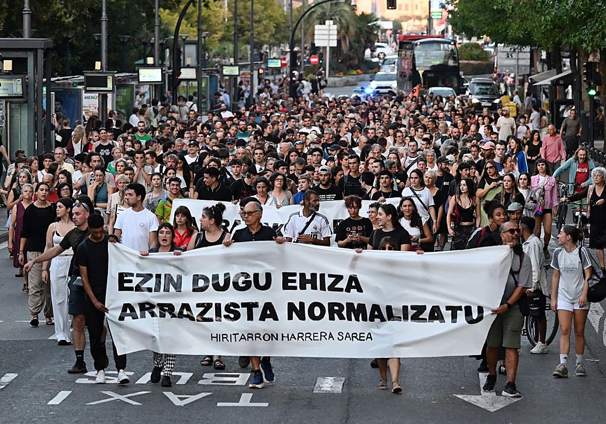 Cientos de personas se manifiestan por la agresión a un migrante en Donostia