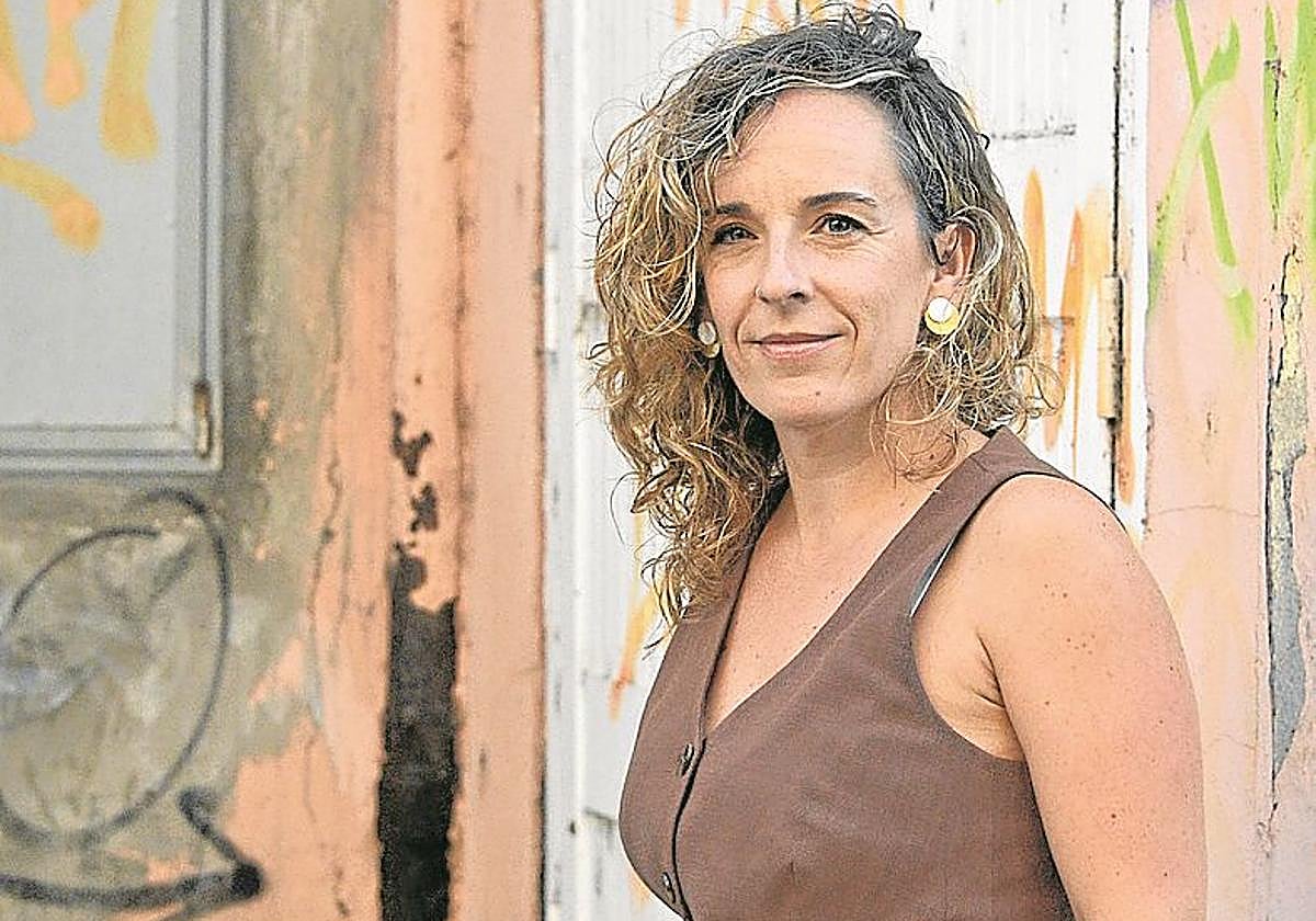 «Eszenatokia behar nire poemetarako eta baserria asmatu nuen»