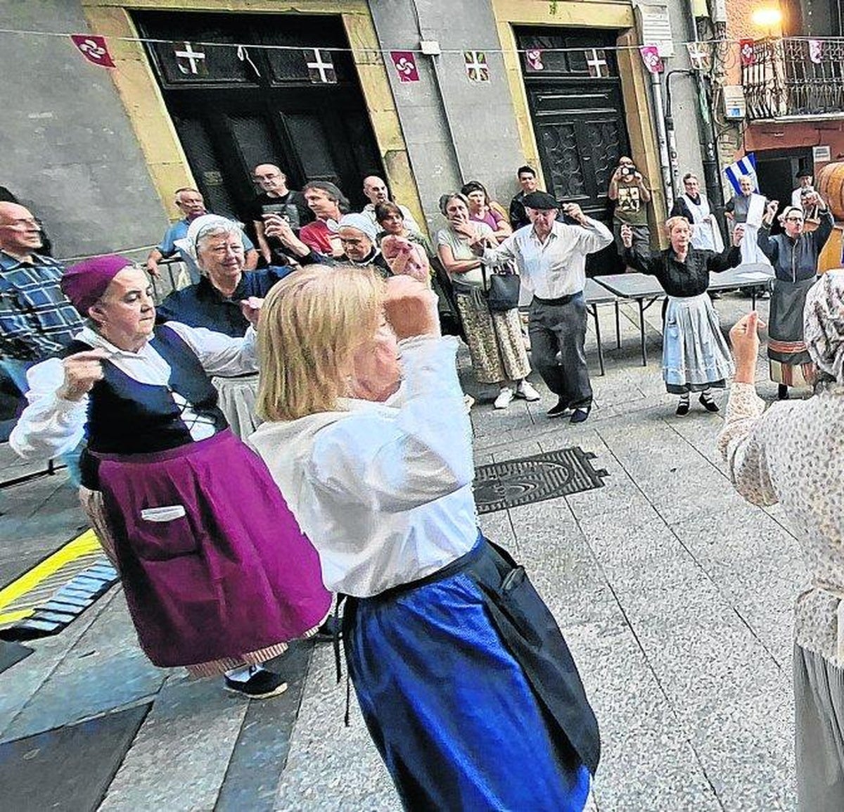 Zinkoenea sopló las velas por 100 años más