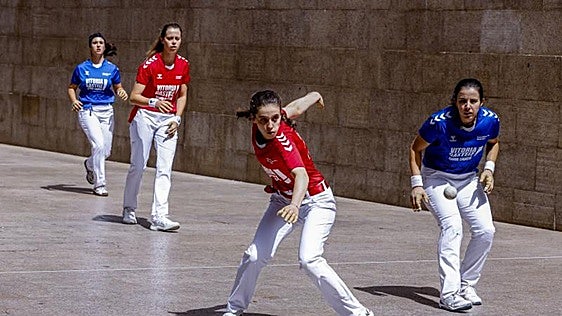 Maddalen Etxegarai y Uxue Oses en busca de la final de la Master Cup de verano este sábado en Zubikoa