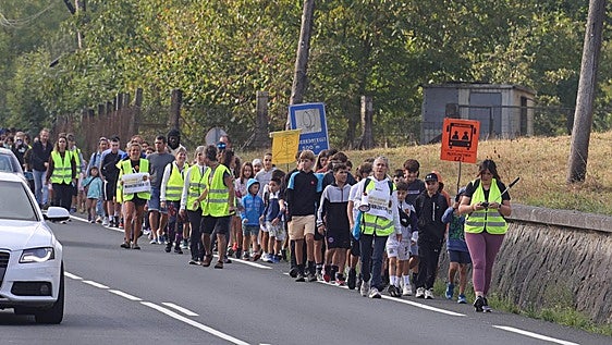 Las familias de Zaldibia denuncian la actitud «agresiva y tajante» de Educación y convocan un paro de media hora para recuperar el autobús escolar