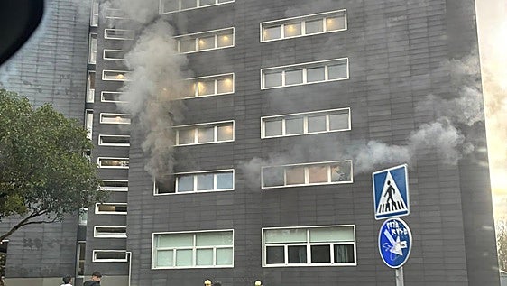 Una mujer trasladada al hospital por inhalación de humo tras un incendio en un centro de jubilados en Donostia