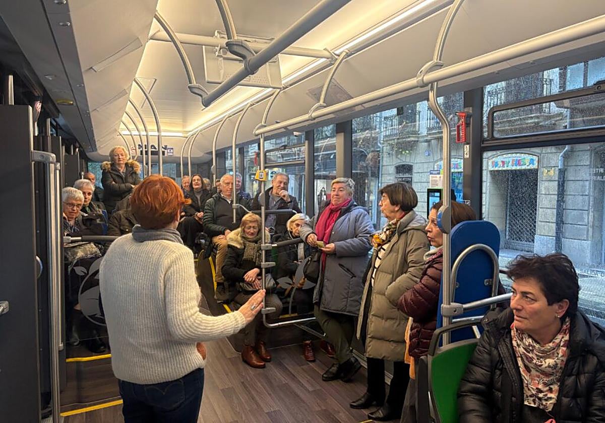 El debate sobre los asientos reservados en los autobuses de San Sebastián: «A mis 83 años tengo difícil sentarme donde necesito»