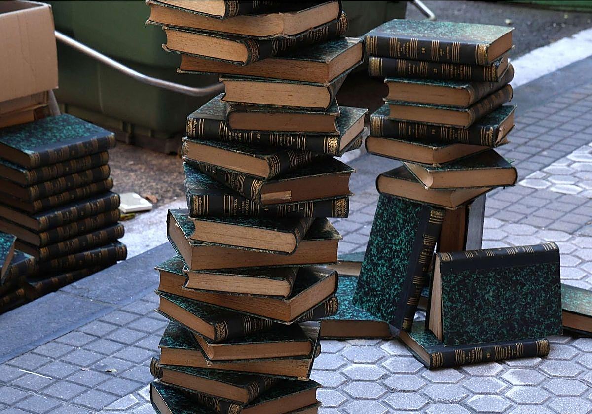 Los vendedores que engañaron a un guipuzcoano de 74 años y le hicieron pagar 29.178,80 euros en libros y artículos de teletienda