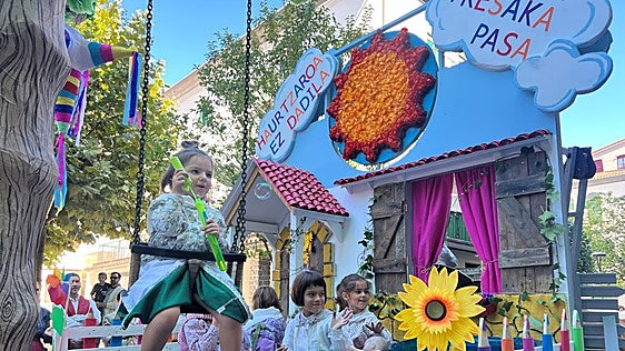 Una carroza ganadora reivindicando la infancia y el 30 cumpleaños del gigante Iparragirre en la Euskal Jaia