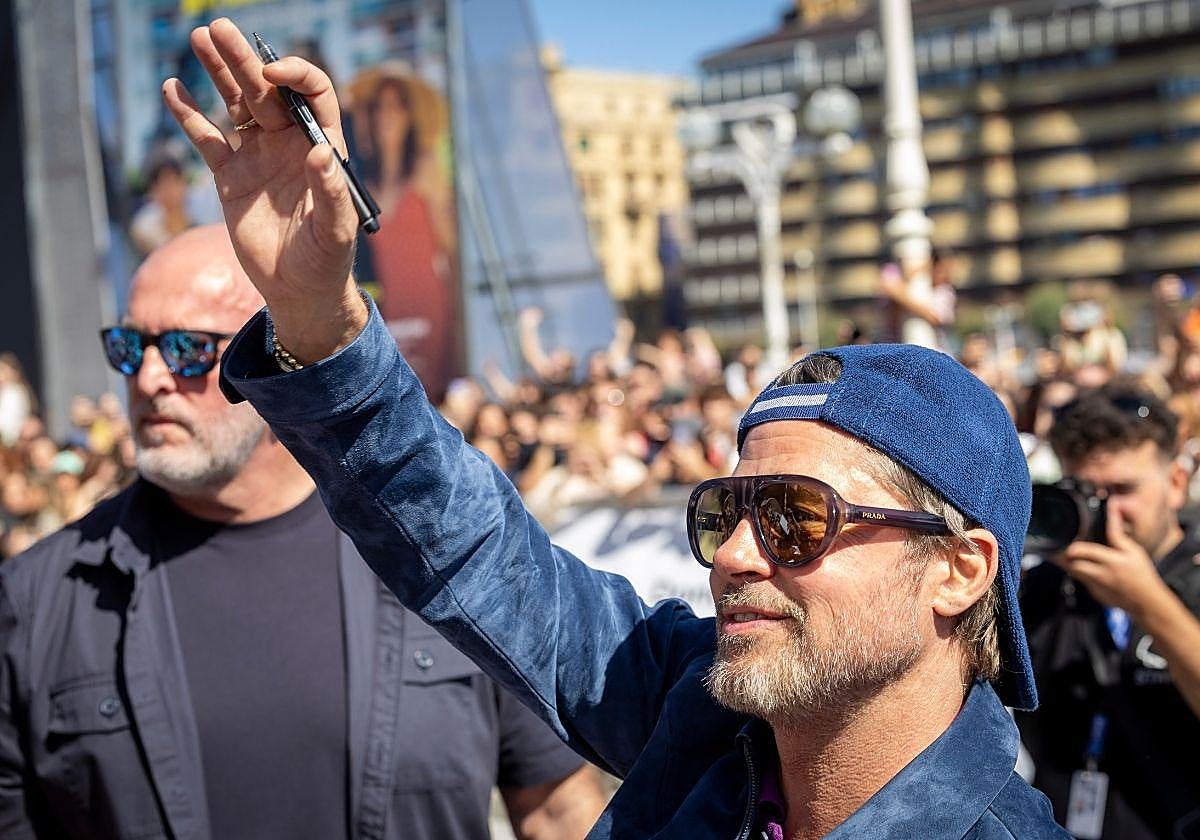 Brad Pitt levanta pasiones en San Sebastián: 25 minutos firmando autógrafos en una ciudad entregada al actor