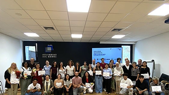 Udal Elkartea reparte los diplomas a las personas que han completado el itinerario formativo
