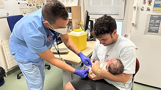 Osakidetza comienza la campaña de vacunaciones: la bronquiolitis en marcha y la gripe y el covid desde la semana que viene