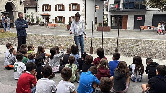 Alumnos de Astigarraga y Bera conocen los trabajos en el lagar