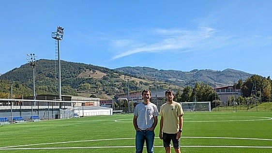 Garmendipeko goiko futbol zelaiko belar artifiziala, berrituta