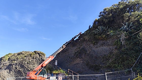 Costas no pretende dejar sin acceso a la cala nudista