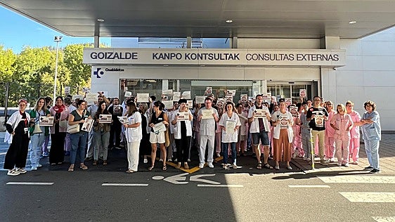 Concentración ante el Hospital de Zumarraga por la mejora de las condiciones laborales de todos los colectivos de Osakidetza