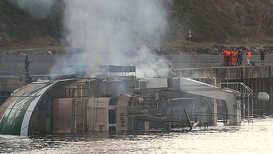 El pesquero incendiado en Orio queda semihundido tras escorarse por completo