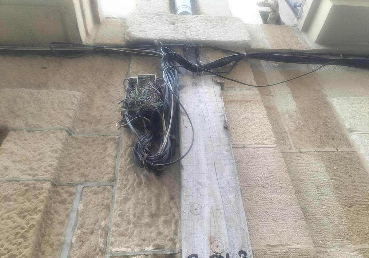 Sirimiri: Cableado en las fachadas de la Parte Vieja