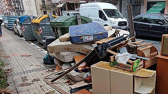 Multas de hasta 1.000 euros en Donostia por tirar muebles fuera de horario: la Guardia Municipal intensifica los controles