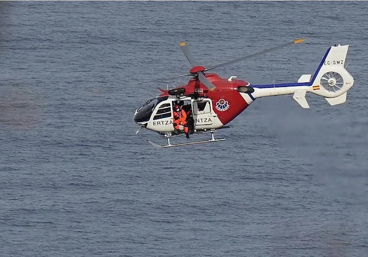 El helicóptero de la Ertzaintza rescata a un surfista en Jaizkibel