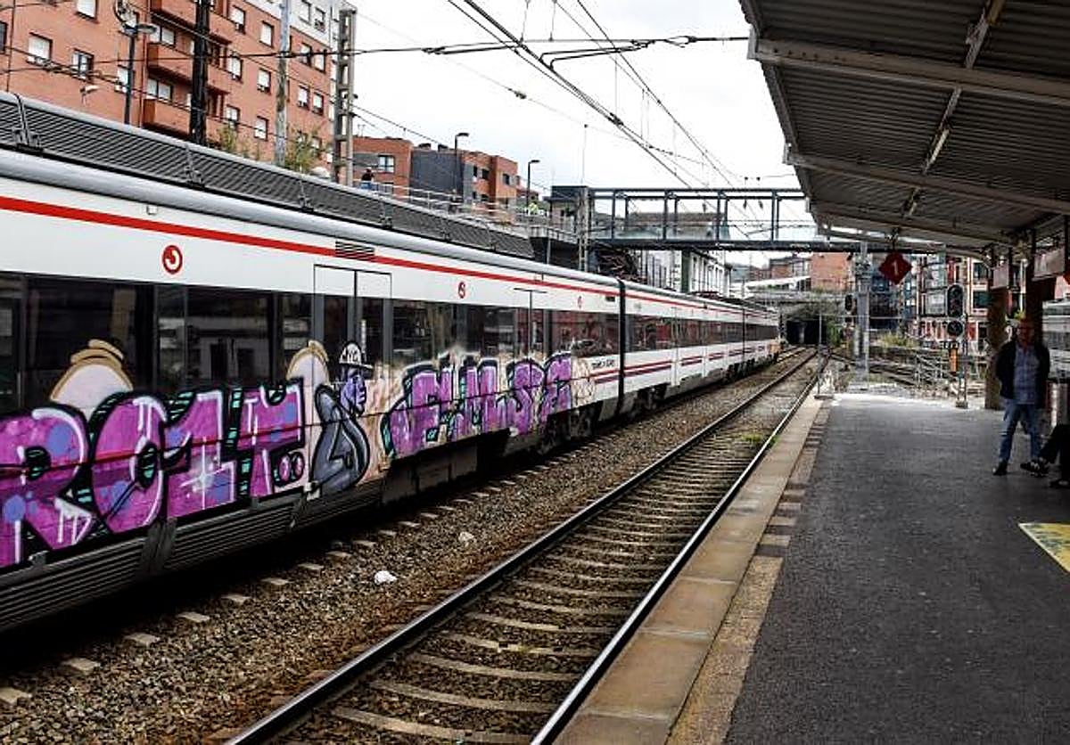 Cuatro detenidos en Andoain tras ser sorprendidos realizando grafitis en varios trenes