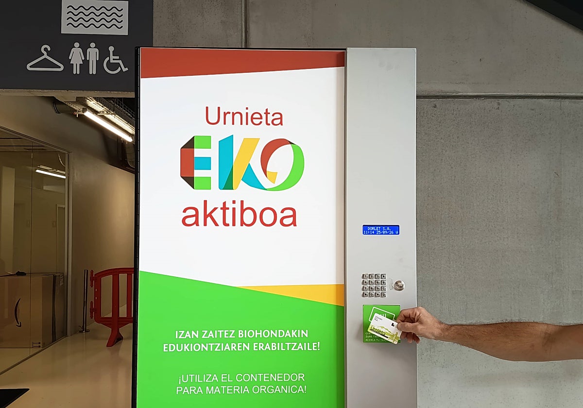 Udalak organikoaren poltsak jasotzeko makina berria kiroldegian jarri du