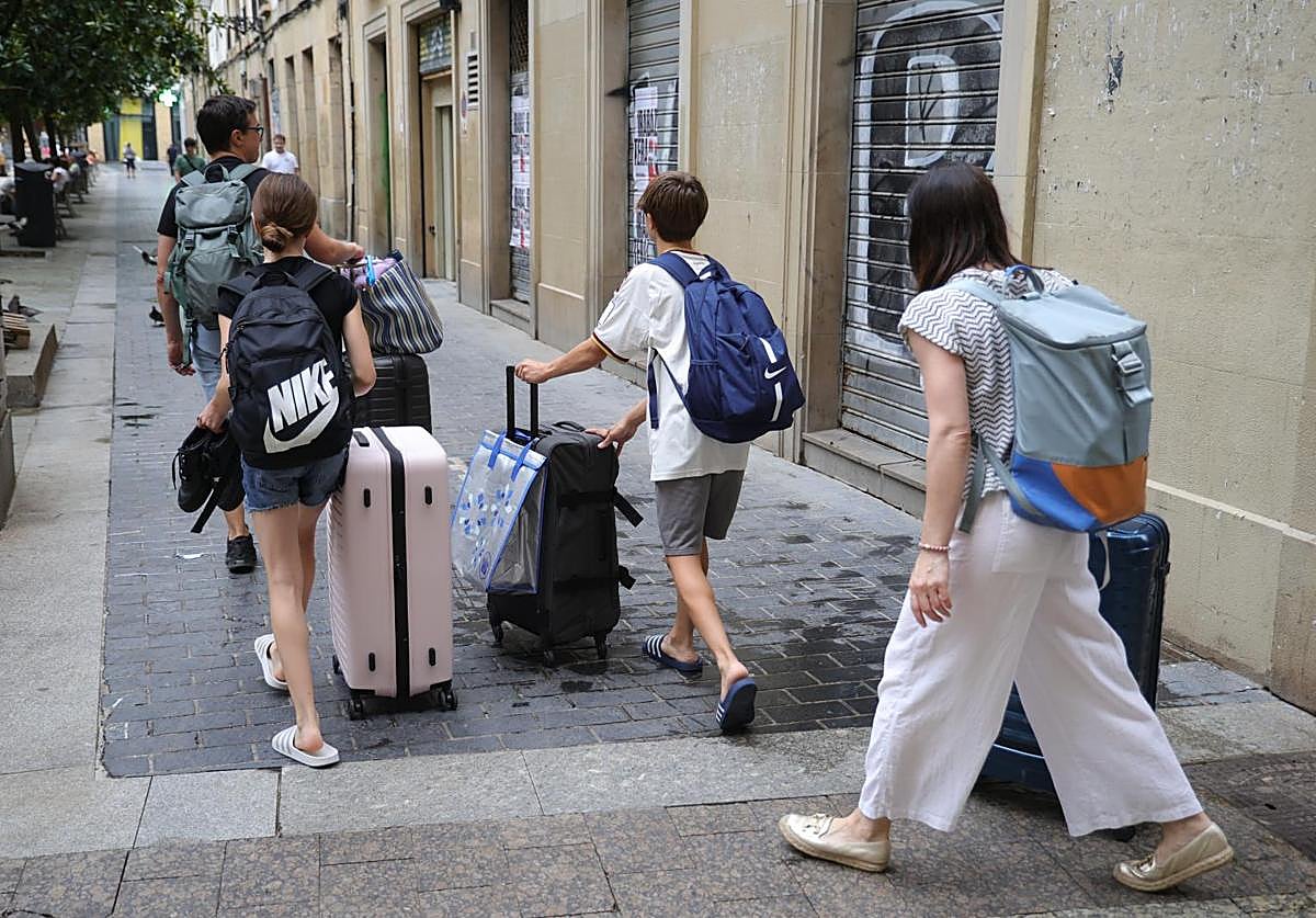 Donostia recibe menos turistas en verano, pero se quedan más tiempo