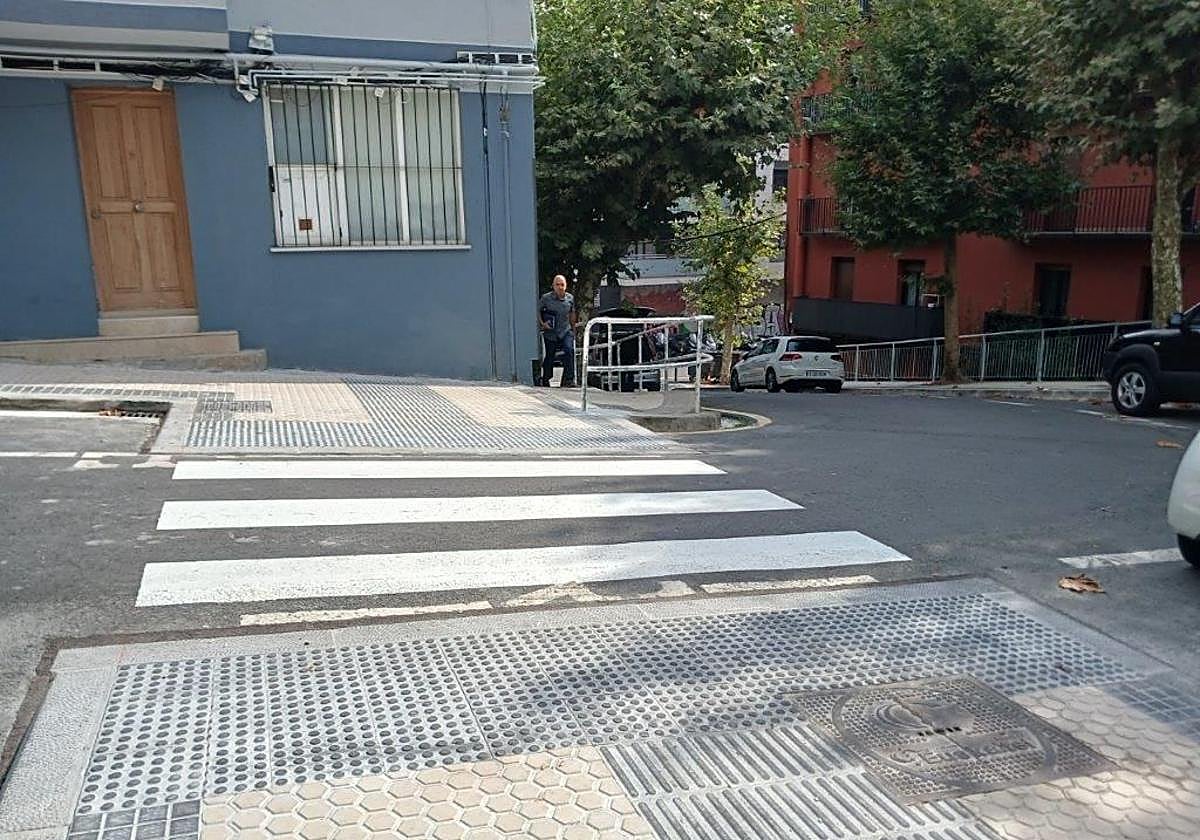 La calle Baztan de Egia estrena un nuevo paso peatonal y renovadas aceras