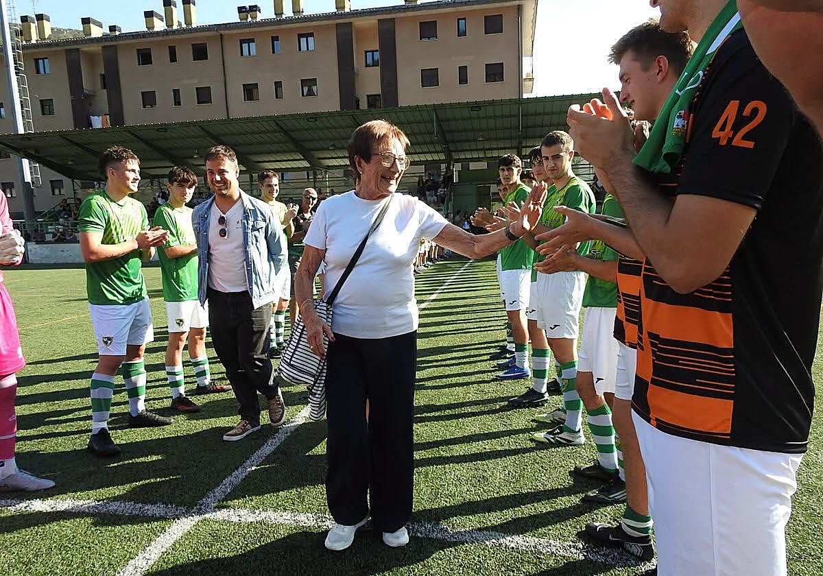 Beti Gazte rinde homenaje y concede el saque de honor a Joxepa Mindegia
