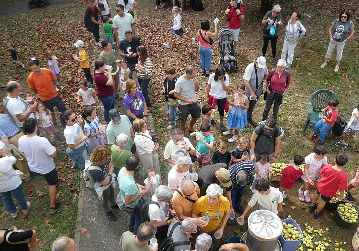 Animada fiesta de la manzana en Aiete