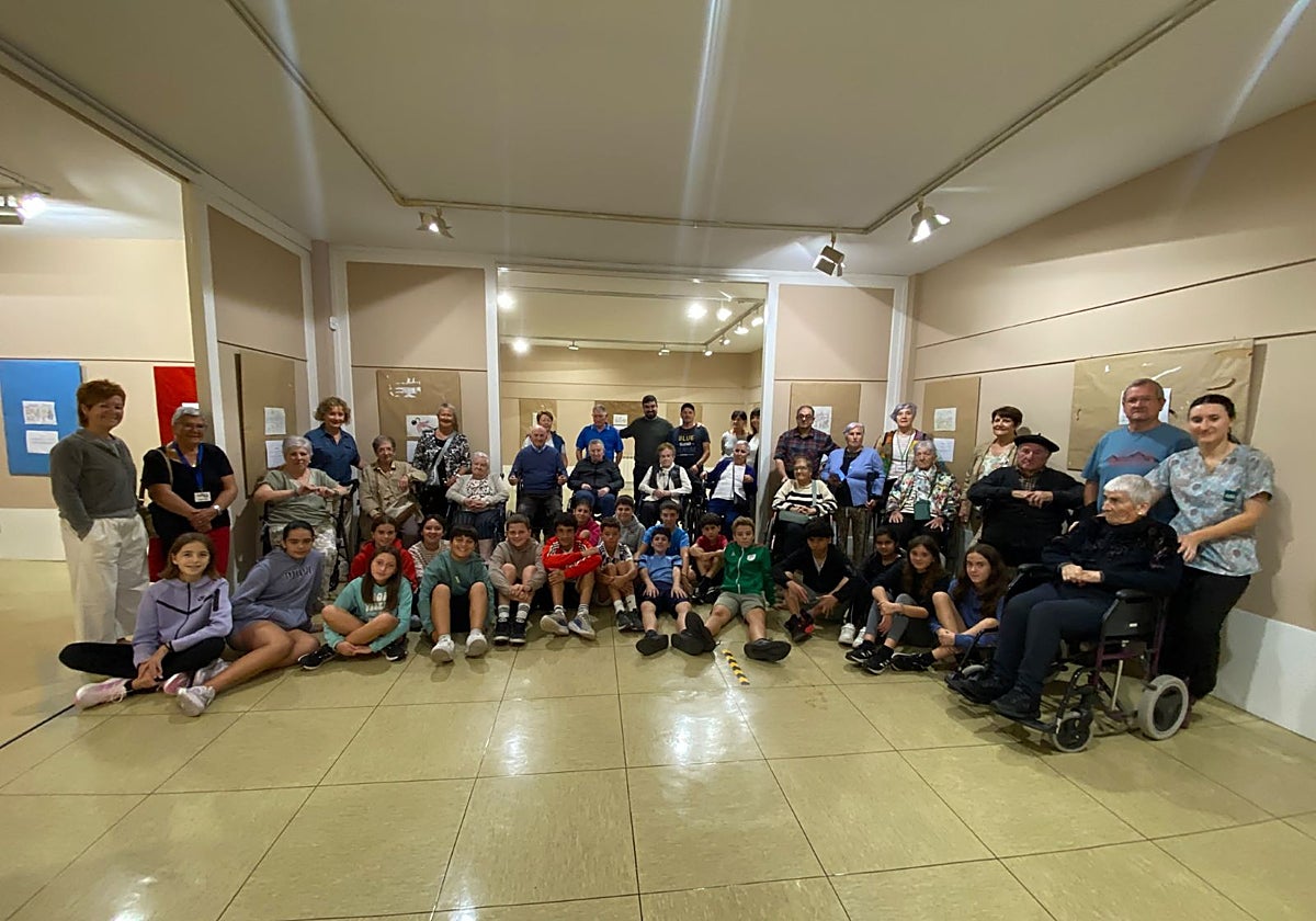 Los usuarios del Centro de Día de Legazpi plasman en una exposición sus recuerdos