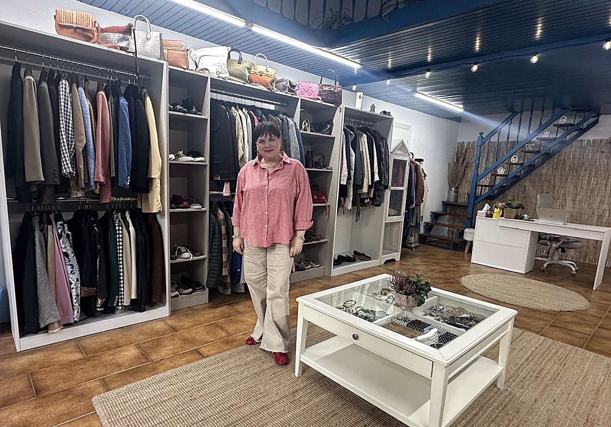 Maddy Buta, propietaria de una tienda de ropa de segunda mano en Irun: «En la fast fashion no encuentras la típica americana que sienta bien»
