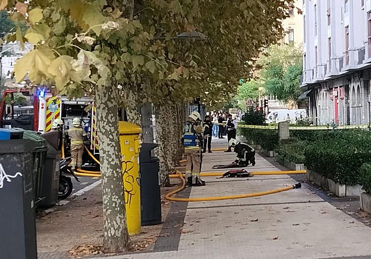 Imagen principal - La explosión de una cinta de correr provoca un incendio en un piso del barrio de Gros en San Sebastián