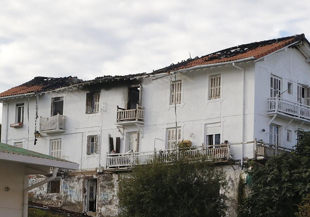 El Ayuntamiento de Donostia analiza si es necesario derribar Beltza Enea, el edificio incendiado ayer