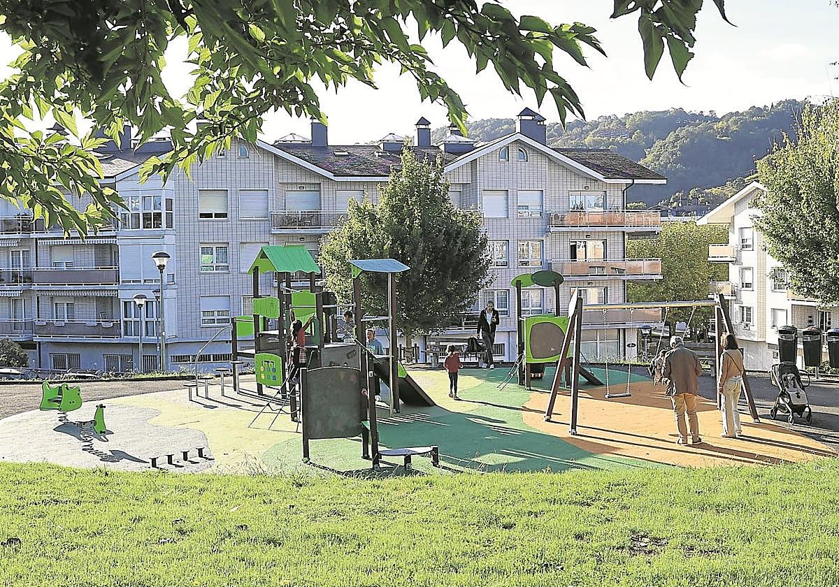 Mejoran la seguridad y renuevan los juegos infantiles de 15 parques de Donostia