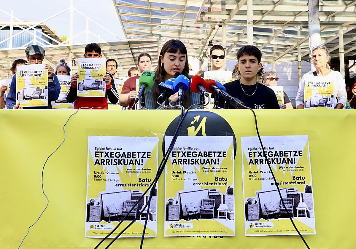 Paralizan el desahucio de la familia de Egia con dos niños menores