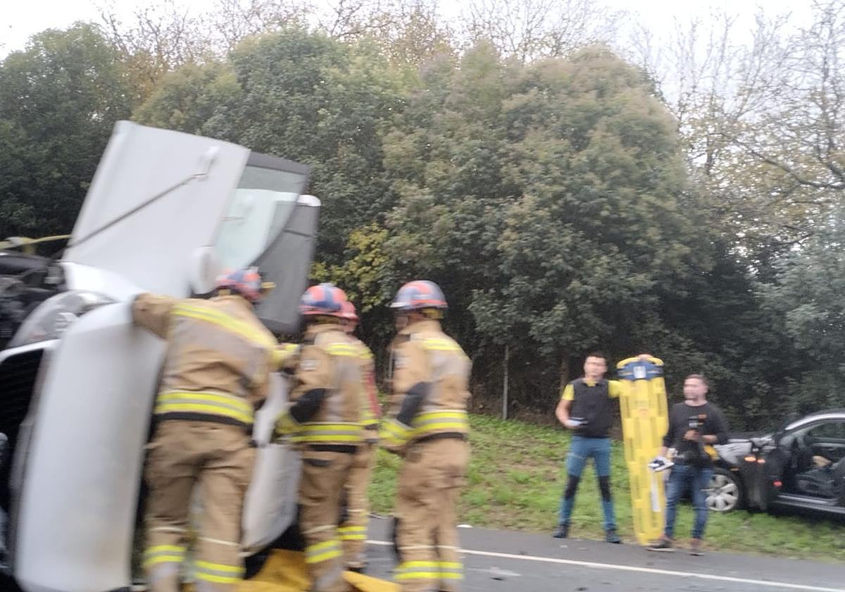 Cortado un carril en la N-1 por un accidente entre dos turismos en Tolosa