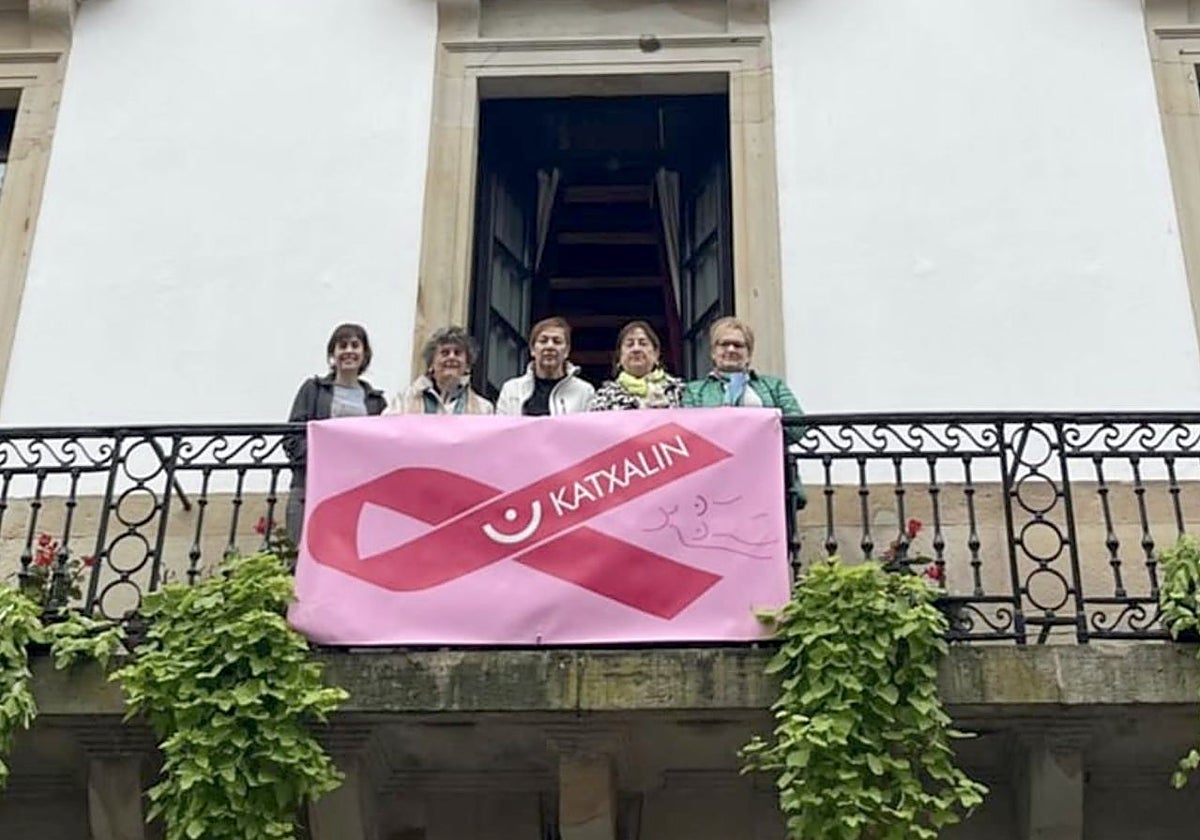 La delegación local de Katxalin conmemora el Día internacional contra el cáncer de mama