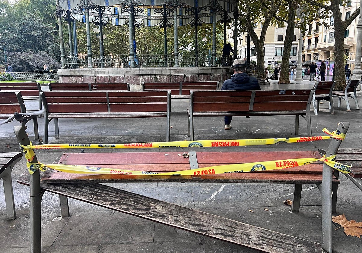Sirimiri: Vandalizado un banco en el Boulevard