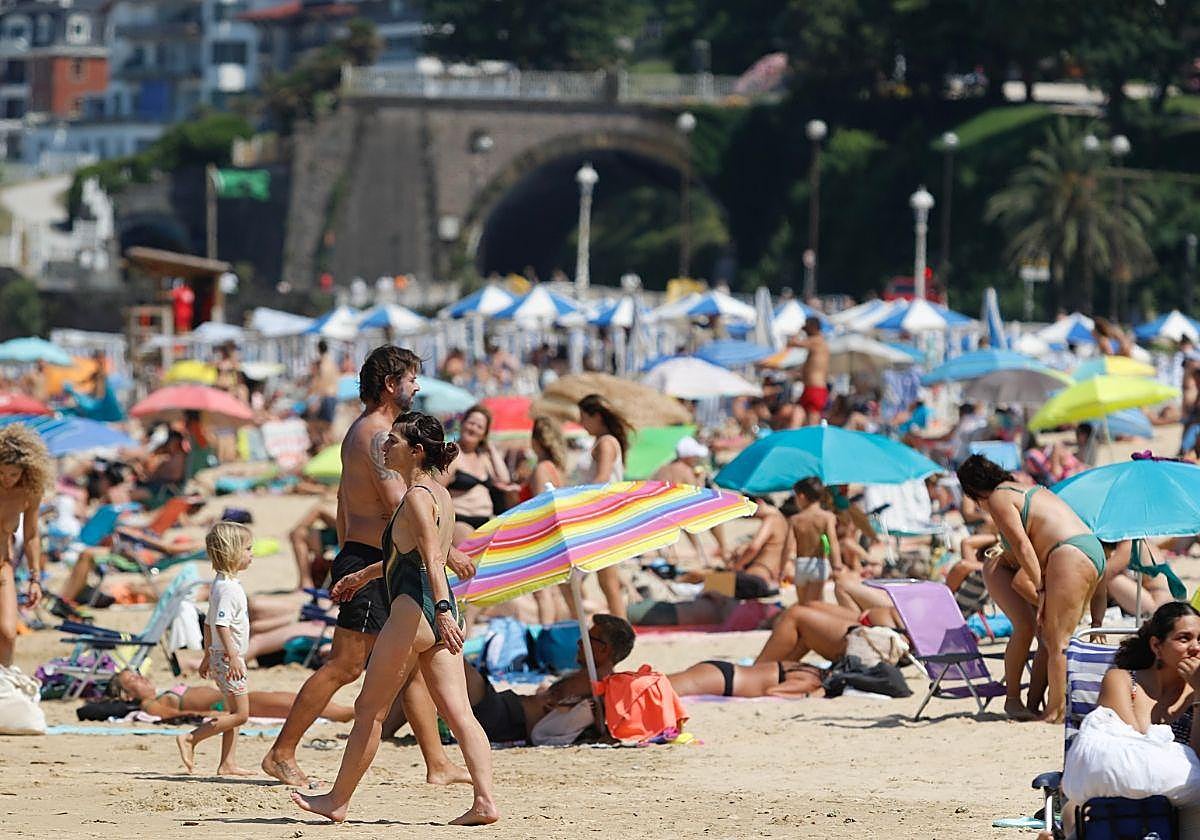 Una disputa por jugar a las palas en una playa de San Sebastián acaba seis años después en la Audiencia: 160 euros de condena por pelearse al esconder la pelota