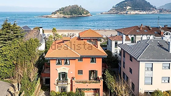 Ni en Mallorca ni en Marbella: la villa de los años 30 en San Sebastián que se cuela entre las casas más caras de España