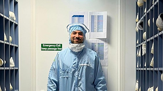 Josu Armesto, guipuzcoano en Holanda: «El material con el que trabajo para microchips cuesta millones de euros»