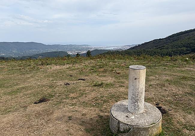 Punto geodésico en la cima de Beltzaitz con vistas al mar.