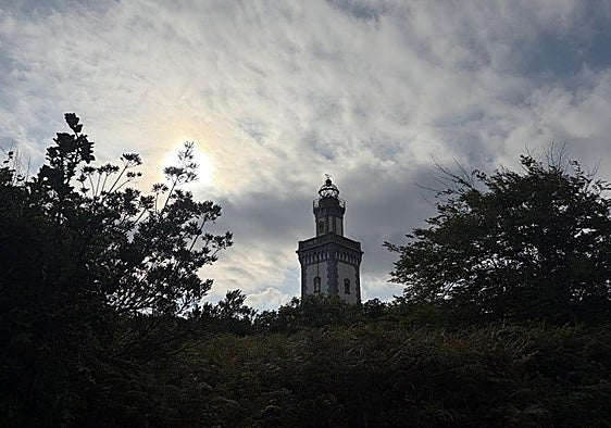 La torre del edificio neoclásico que alberga el faro de Higer es un lugar precioso.