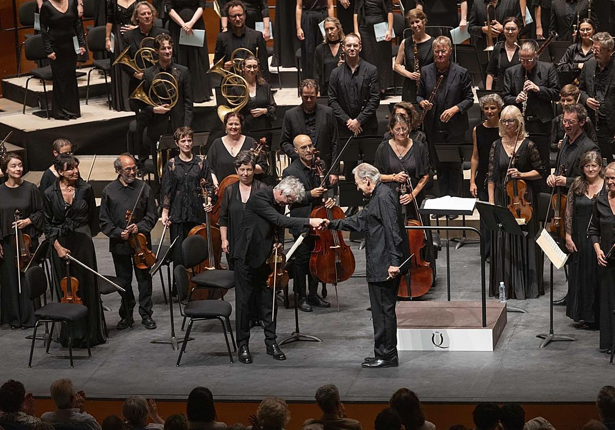 Gardiner saluda al concertino de la orquesta.