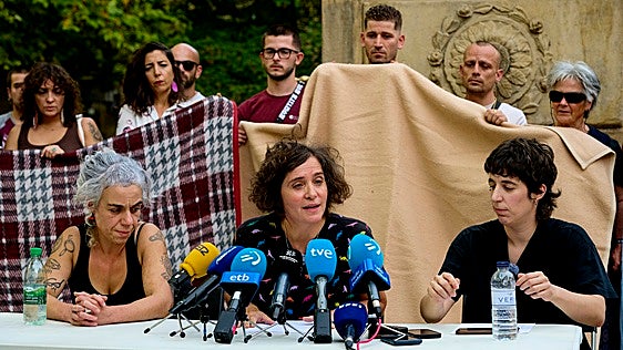 Miembros de Derecho a Techo durante una rueda de prensa en Pamplona.