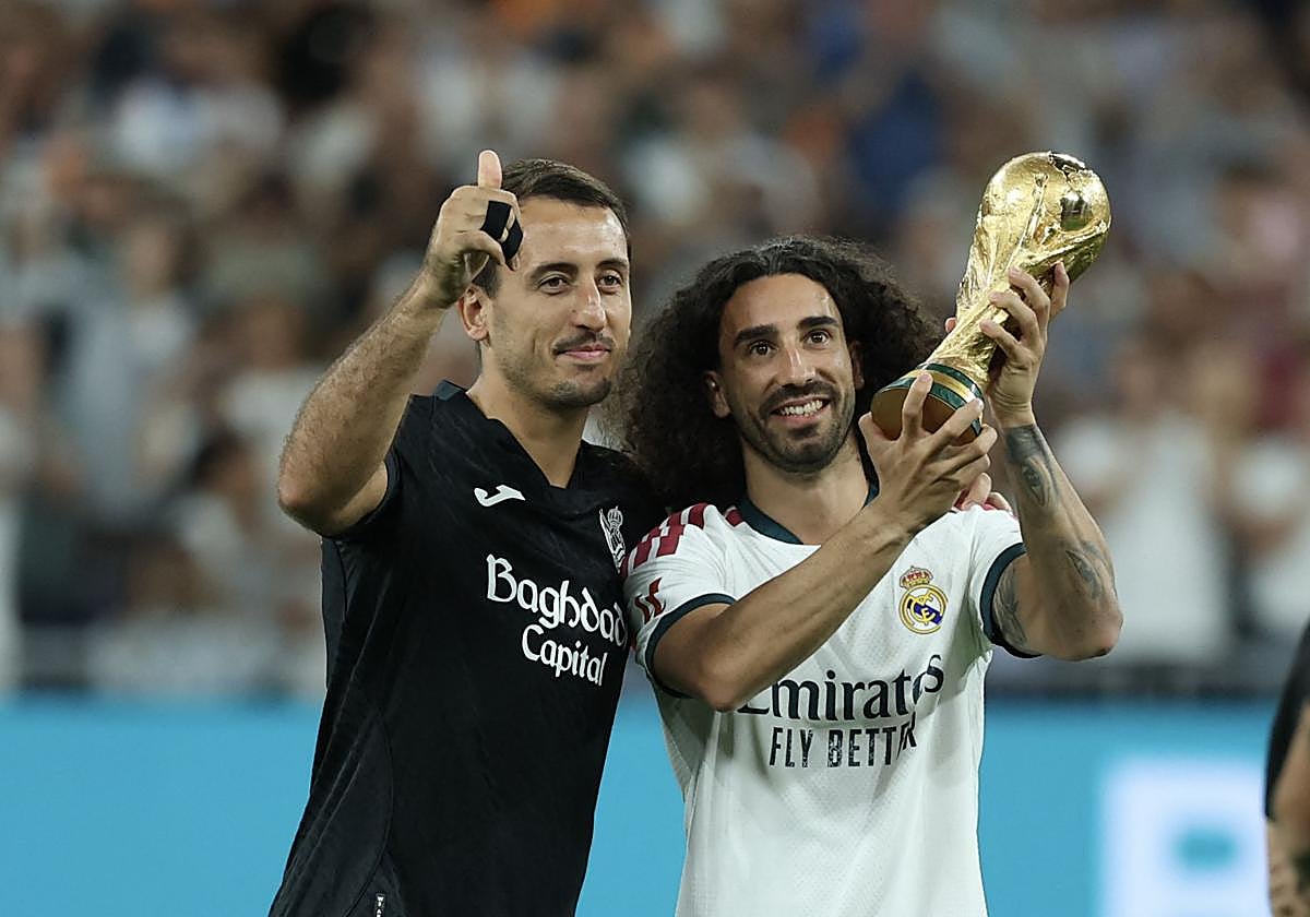El bonito detalle de Cucurella con Mikel Oyarzabal en el homenaje del Bernabéu: le ofrece posar con el trofeo ante su afición